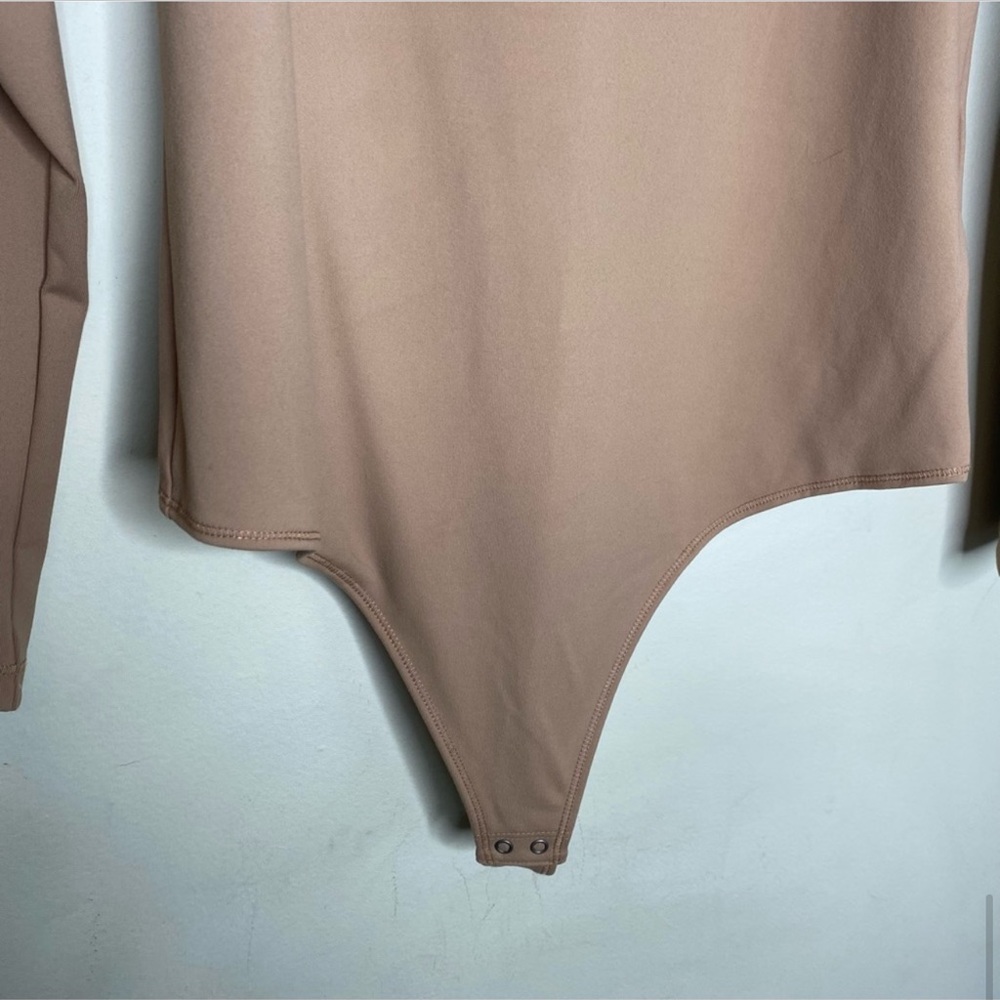 ✨NWT Abercrombie & Fitch Tan Long Sleeve Seamless Scoop Neck Bodysuit Large - Picture 5 of 7